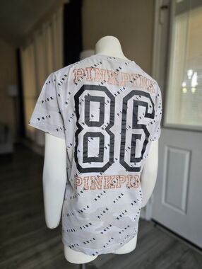 3/$6 PINK Victoria's Secret Oversized Camo Graphic "86" Shortsleeve T Shirt XS